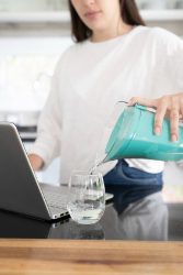 Combo Jarra Purificadora de agua SENSE + Botella de agua BOT