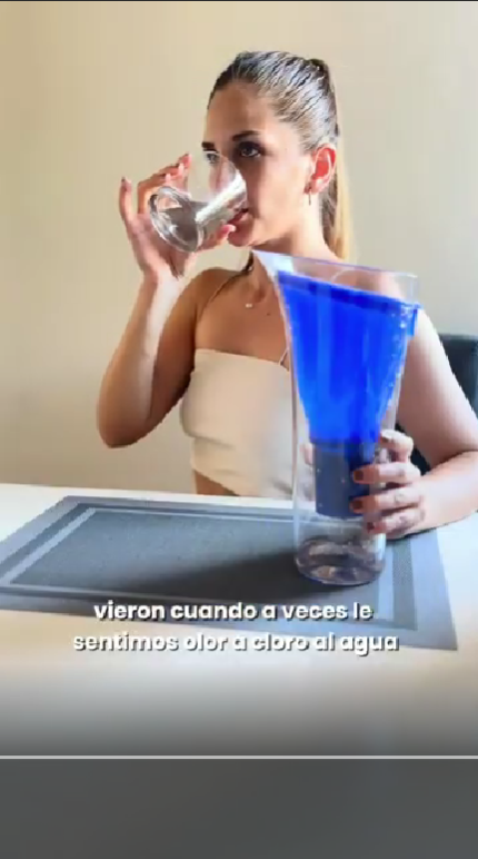 Clienta tomando agua purificada con la jarra DVIGI