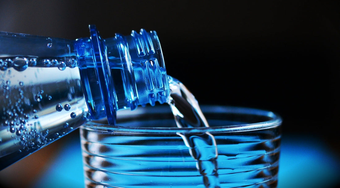 5 motivos para no beber agua embotellada