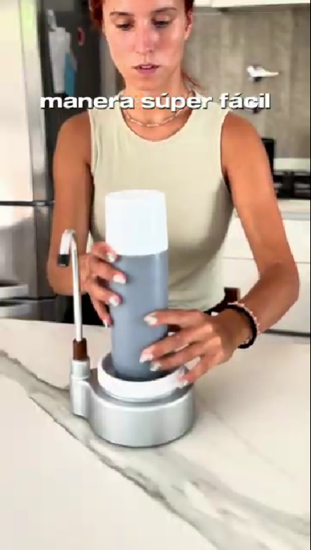 Clienta mostrando lo fácil que es usar el purificador de agua DVIGI