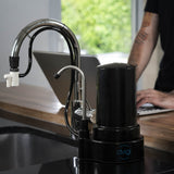 Imagen Purificador de Agua Dvigi Compact en uso negro