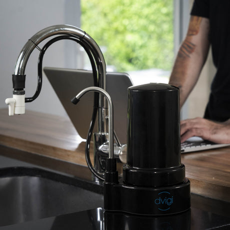 Imagen Purificador de Agua Dvigi Compact en uso negro