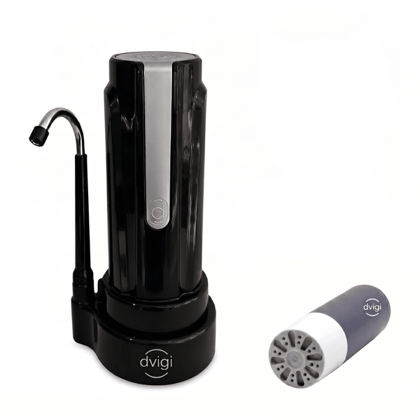 Purificador de agua DVIGI AS PLUS color negro sobre mesada, con conexión a la canilla, junto a su filtro de repuesto anti-arsénico incluido